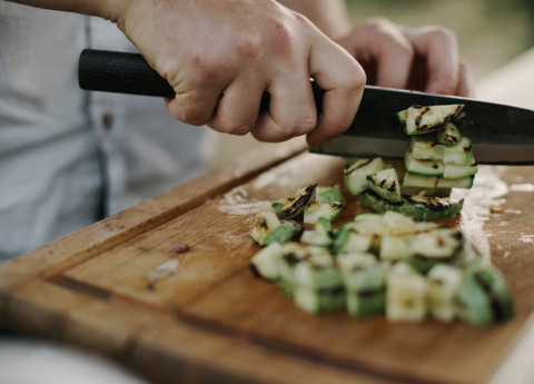 Cucinare a casa: un’attività divertente che fa bene all’umore