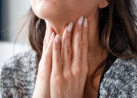 Cos’è la mononucleosi? La “malattia del bacio” da non sottovalutare