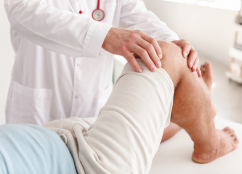 L’intervento di protesi al ginocchio: in cosa consiste, durata e tempi di recupero