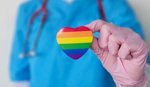 Persone LGBTQIA+ e salute mentale: il peso della discriminazione