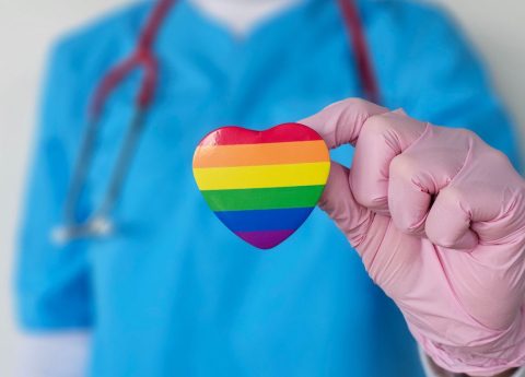 Persone LGBTQIA+ e salute mentale: il peso della discriminazione